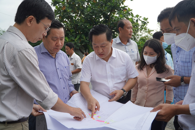 Ông Hoàng Tùng (áo trắng) cùng đại diện chủ đầu tư khảo sát các cầu chậm tiến độ tại TP Thủ Đức, ngày 20/10. Ảnh: Gia Minh